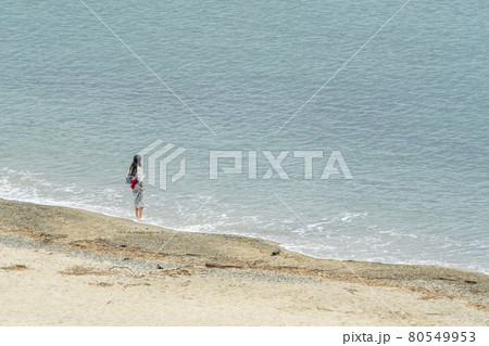 海水浴場の風景　海を眺める浴衣姿の女性　新潟県村上市 80549953