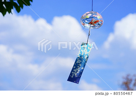 夏空の風鈴 80550467