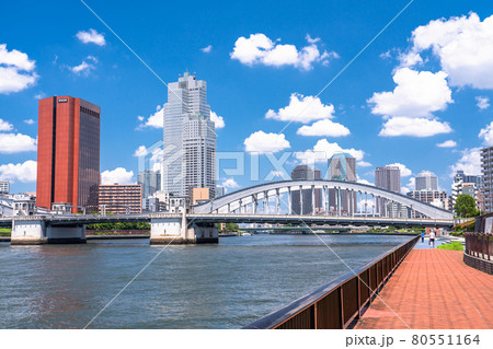《東京都》勝どき橋と都市風景・夏の東京ベイエリア 80551164