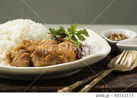 タイ風チキンライスとハイボール 80551573