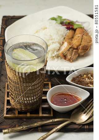タイ風チキンライスとハイボール タイ風チキンライスとハイボール 80551581