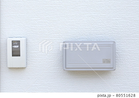 住宅街の太陽光発電用パワーコンディショナ装置(パワコン、PCS) 住宅街の太陽光発電用パワーコンディショナ装置(パワコン、PCS) 80551628