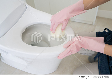 トイレをお掃除する若い女性の手のアップ 80551760