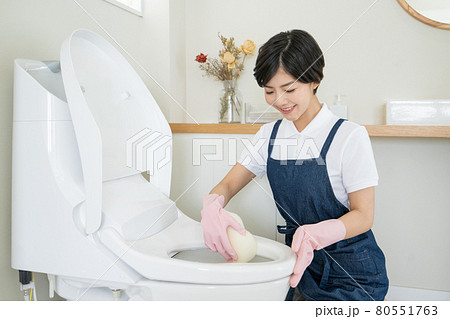 トイレをお掃除する若い女性 80551763