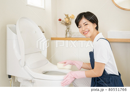 トイレをお掃除する若い女性 80551766