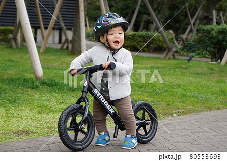 自転車で走る子供 80553693