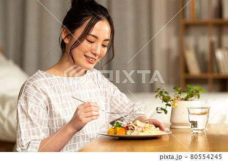 夜に食事する若い女性 80554245