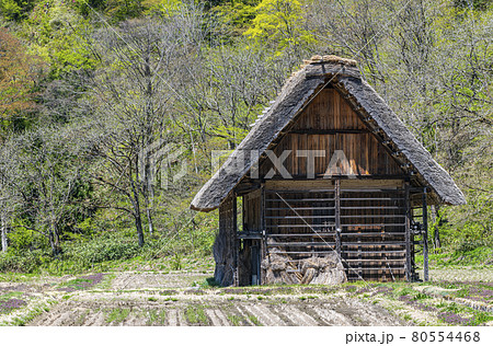 日本の原風景　茅葺き屋根の倉庫　日本イメージ 80554468
