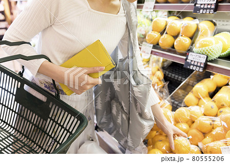 スーパーを買い物をする若い女性手元　買い物イメージ 80555206