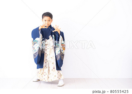 七五三の衣装を着た男の子 七五三の衣装を着た男の子 80555425