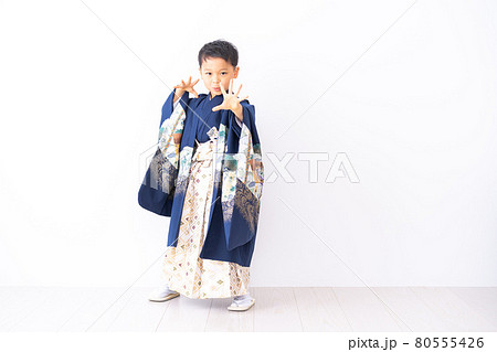 七五三の衣装を着た男の子 80555426