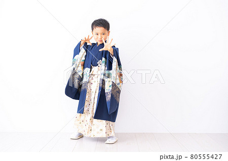 七五三の衣装を着た男の子 七五三の衣装を着た男の子 80555427