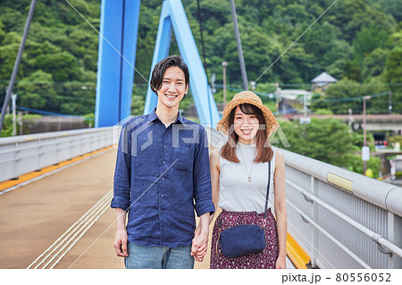 手をつないで歩く若いカップル 手をつないで歩く若いカップル 80556052