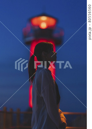 夕暮れの海の女性 夕暮れの海の女性 80556560