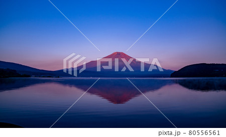 山中湖の赤富士　世界文化遺産 80556561