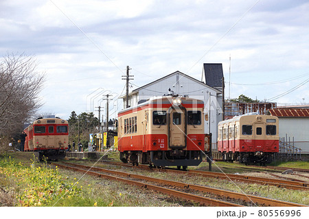 いすみ鉄道　国吉駅で並ぶ国鉄色の車両 80556996