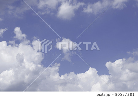 夏雲にポッカリと浮かぶ白い雲 80557281