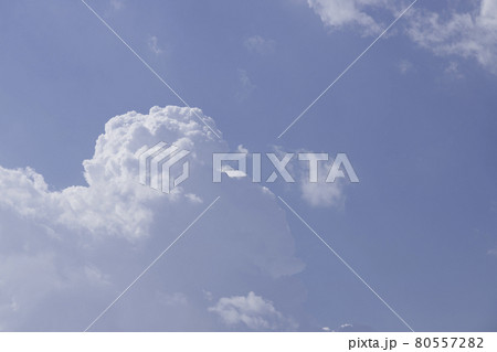 夏雲にポッカリと浮かぶ白い雲 80557282