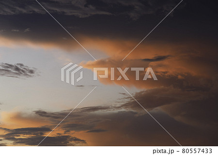 夕焼けを受けてオレンジ色に染まる雲 80557433