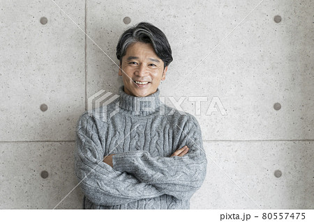 腕を組んだ笑顔の50代男性 ポートレート 腕を組んだ笑顔の50代男性 ポートレート 80557475