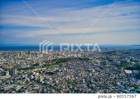 神戸の街並みをドローンで山側上空から海側を臨む空撮（不動産広告に利用可能） 80557567