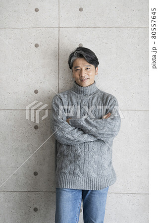 腕を組んだ笑顔の50代男性　ポートレート 80557645