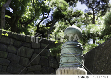 松と石垣を背景に橋の欄干の擬宝珠 松と石垣を背景に橋の欄干の擬宝珠 80557703