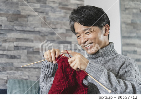 編み物をする中年男性　編み物男子　イメージ 80557712