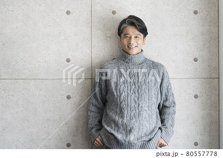 笑顔の50代男性　私服　ポートレート 80557778