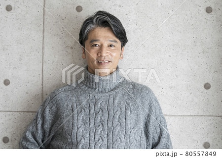 グレーのニットを着た50代男性　ポートレート 80557849