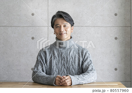 笑顔の50代の男性　カメラ目線　ポートレート 80557960