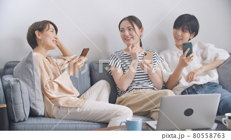 女子会 スマホ ソファー 女子会 スマホ ソファー 80558763
