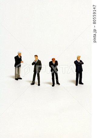 何かを言おうとする人と考え込む人 speaking man & considering men 80559147