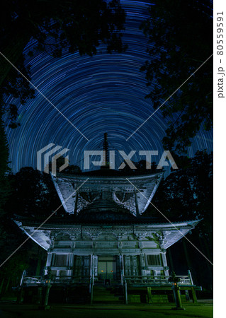 高野山　金剛峯寺西塔と星の軌跡 80559591