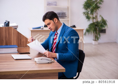 Young businessman employee working in the office 80561918
