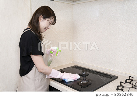 ガスレンジの清掃をする女性 80562846