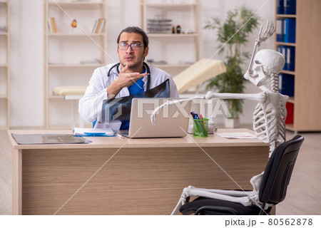 Young male doctor radiologist and skeleton patient in the clinic 80562878