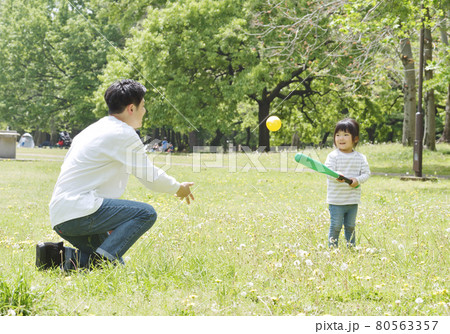 公園で野球を楽しむ親子 80563357