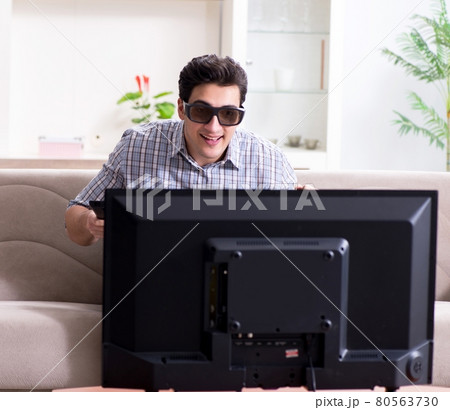 Man watching 3d tv at home 80563730