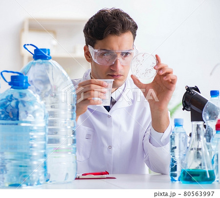 Lab assistant testing water quality 80563997