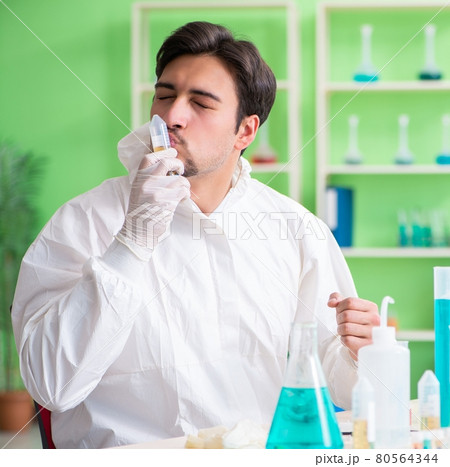 Chemist working in the lab on new experiment 80564344