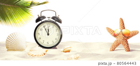 Alarm clock on tropical beach - summer holiday. 80564443