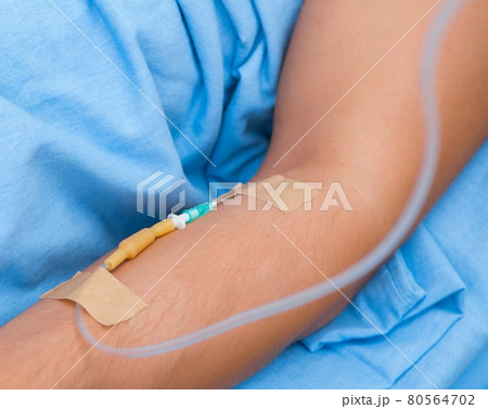 Woman doctor examining male patient in hospital 80564702