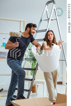 Young family unpacking at new house with boxes Young family unpacking at new house with boxes 80565152