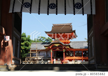 石清水八幡宮　南総門から楼門を望む　京都府八幡市 80565882