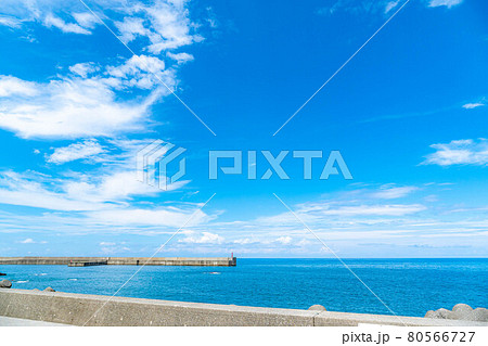 海と夏空イメージ　【新潟県】 80566727