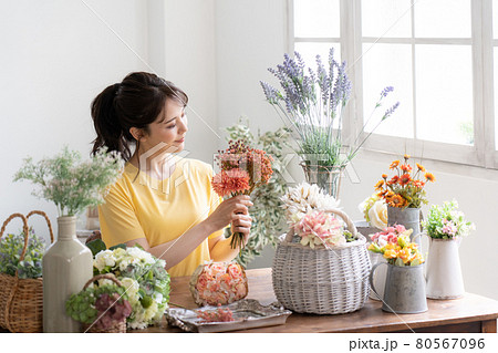 フラワーアレンジメントをする女性 フラワーアレンジメントをする女性 80567096