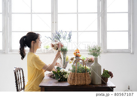 フラワーアレンジメントをする女性 フラワーアレンジメントをする女性 80567107