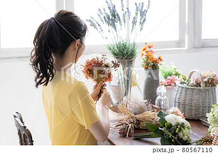 フラワーアレンジメントをする女性 80567110