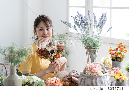 フラワーアレンジメントをする女性 80567114